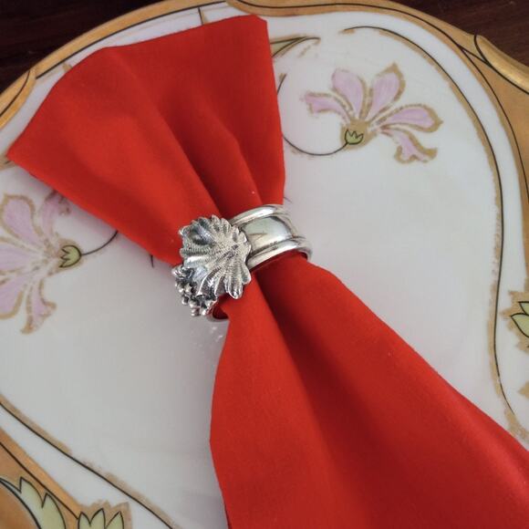 Vintage Felt Lined Silver Plate Napkin Ring Heavily Embossed w/ Leaf and Grapes - Picture 8 of 10
